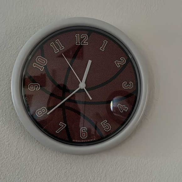 Basketball clock - Picture 2 of 3